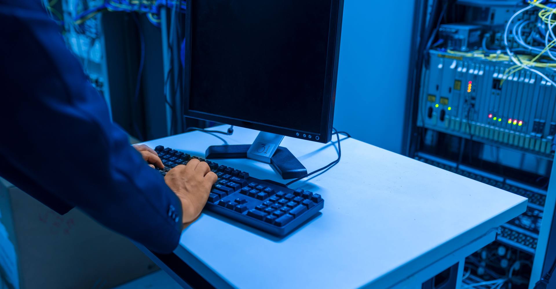 Técnico realizando manutenção em servidor