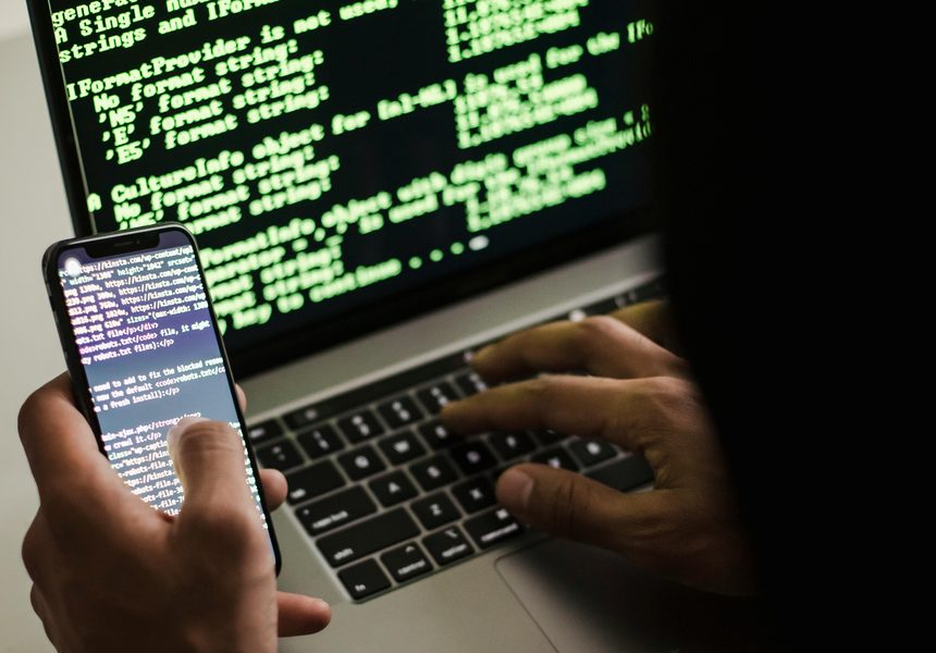 Código-fonte representando segurança da informação
