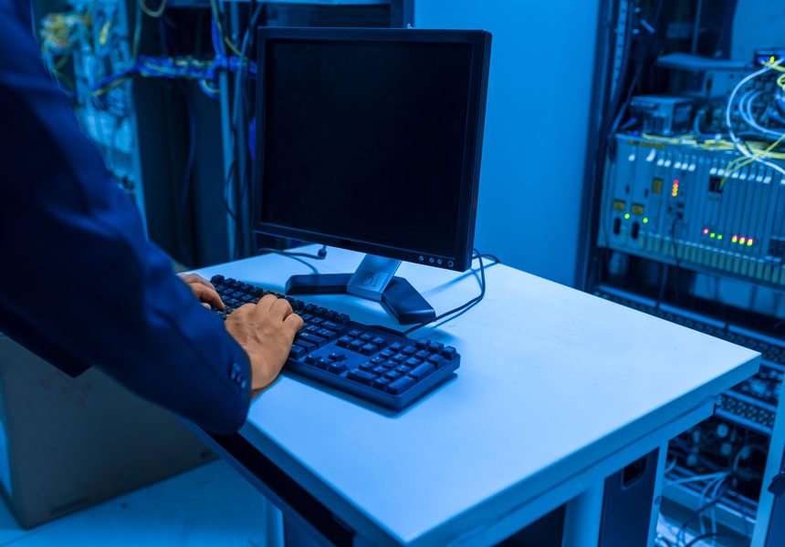Técnico operando servidores